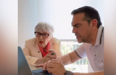 Βίντεο: Ο Α.Τσίπρας δείχνει στην «Θεοπούλα» πώς να γίνει μέλος της ΕΛΑΣ
