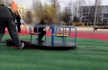 Παραλίγο τραγωδία στη Ρωσία: Η στιγμή που παιδί εκτοξεύεται από καρουζέλ (βίντεο)