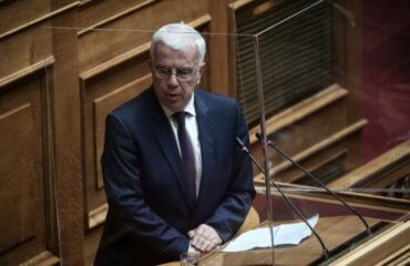Επίθεση από ομάδα δέκα κουκουλοφόρων δέχθηκε ο βουλευτής της ΝΔ Σ.Σιμόπουλος έξω από το σπίτι του