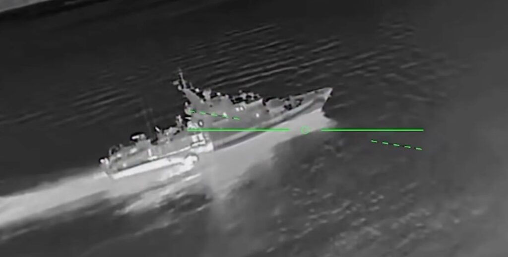 Βίντεο: Ουκρανικά drones κτυπούν ρωσικό περιπολικό πλοίο Svetlyak κοντά στην Γέφυρα της Κριμαίας