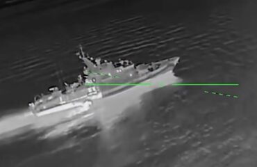 Βίντεο: Ουκρανικά drones κτυπούν ρωσικό περιπολικό πλοίο Svetlyak κοντά στην Γέφυρα της Κριμαίας