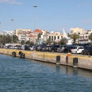 Αυτοκίνητο έπεσε στη θάλασσα στο λιμάνι του Πειραιά