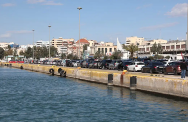 Αυτοκίνητο έπεσε στη θάλασσα στο λιμάνι του Πειραιά