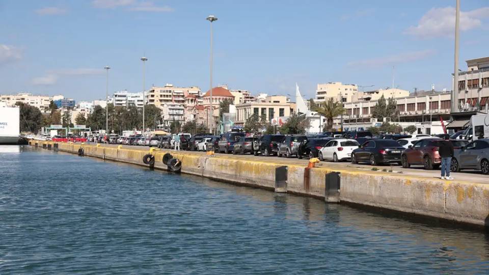 Αυτοκίνητο έπεσε στη θάλασσα στο λιμάνι του Πειραιά