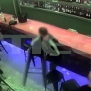 Νέα Αρτάκη: Μπράβοι τα έκαναν «γυαλιά – καρφιά» σε μπαρ για να αναγκάσουν τον ιδιοκτήτη να πληρώσει προστασία!
