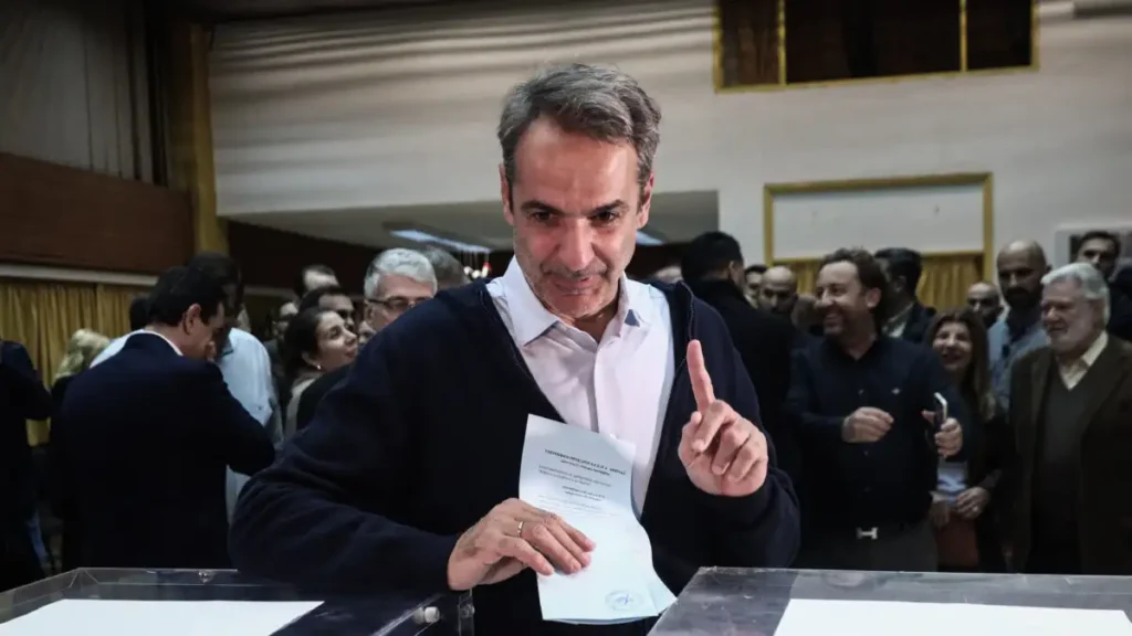 Δημοσκοπήσεις: Τα ανοιχτά μέτωπα από τα σκάνδαλα και το κόμμα Σαμαρά απειλούν την ΝΔ να μην περάσει το όριο του 25%