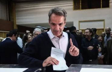 Δημοσκοπήσεις: Τα ανοιχτά μέτωπα από τα σκάνδαλα και το κόμμα Σαμαρά απειλούν την ΝΔ να μην περάσει το όριο του 25%