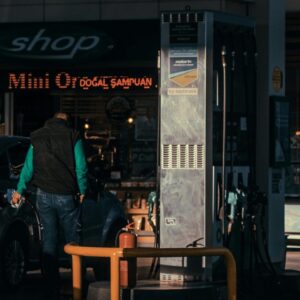 Σκηνές «φαρ ουέστ» στη Ραφήνα: Η στιγμή που ο Αλβανός μαχαιρώνει τρία άτομα σε πρατήριο καυσίμων – Δείτε το βίντεο