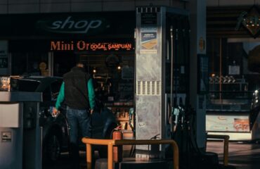 Σκηνές «φαρ ουέστ» στη Ραφήνα: Η στιγμή που ο Αλβανός μαχαιρώνει τρία άτομα σε πρατήριο καυσίμων – Δείτε το βίντεο