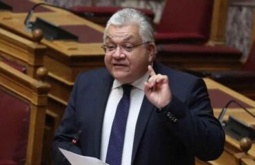 Νίκος Παπαϊωάννου: Επίθεση αγνώστων με φυλλάδια και τρικάκια έξω από το σπίτι του υφυπουργού Παιδείας