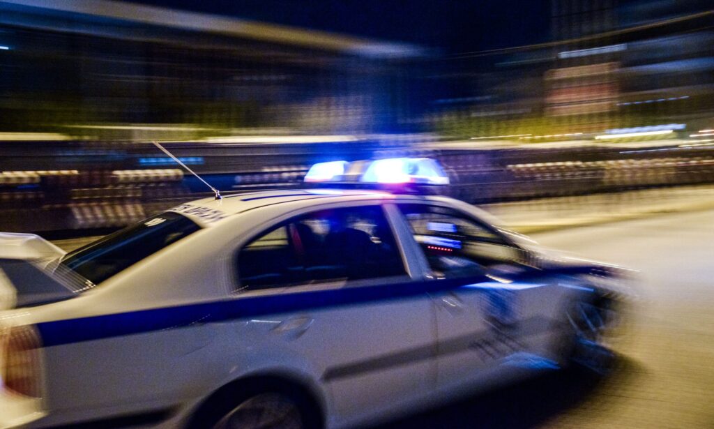 Αστραπιαία διακομιδή γυναίκας στο νοσοκομείο με περιπολικό – Είχε τραυματιστεί σε διόδια της Θεσσαλονίκης