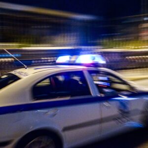 Αστραπιαία διακομιδή γυναίκας στο νοσοκομείο με περιπολικό – Είχε τραυματιστεί σε διόδια της Θεσσαλονίκης