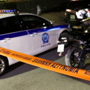 Επίθεση Αλβανού με μαχαίρι σε δύο άτομα σε πρατήριο καυσίμων της Ραφήνας – Λίγο αργότερα παρασύρθηκε από αμάξι