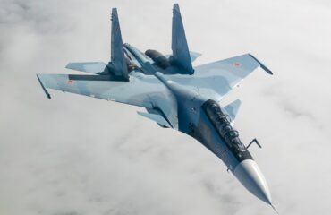 Αστραπιαίο πλήγμα: Ρωσικό Su-30SM εξαΰλωσε Ουκρανούς στρατιώτες και αποθήκες με drones «Baba Yaga» – Δείτε βίντεο