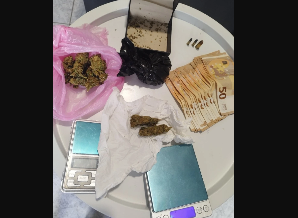 Συλλήψεις δύο νεαρών στην Κρήτη για κατοχή και διακίνηση ναρκωτικών: Το είχαν κάνει «επάγγελμα» (φωτογραφίες)