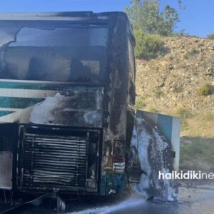 Χαλκιδική: Λεωφορείο των ΚΤΕΛ με 15 επιβάτες «τυλίχθηκε» στις φλόγες ενώ βρισκόταν εν κινήσει (φωτο)