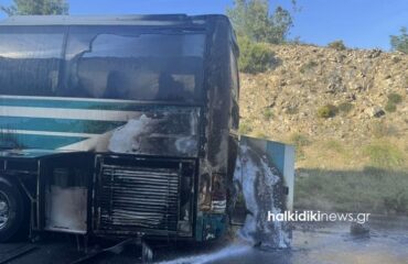 Χαλκιδική: Λεωφορείο των ΚΤΕΛ με 15 επιβάτες «τυλίχθηκε» στις φλόγες ενώ βρισκόταν εν κινήσει (φωτο)