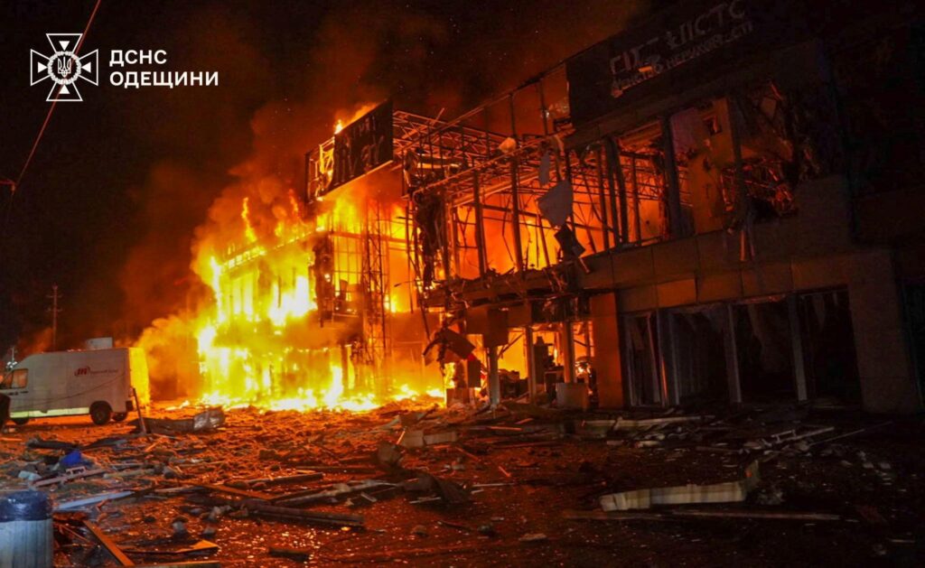 Οι Ρώσοι έκαναν τη «νύχτα μέρα» στην Οδησσό: Εκκωφαντικές εκρήξεις μετά την άφιξη των Geran-2 & Geran-3 (βίντεο)