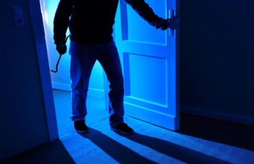 Ριφιφί σε εργοστάσιο ξυλείας στα Άνω Λιόσια: Άρπαξαν χρηματοκιβώτιο, έξι υπολογιστές και συστήματα UPS