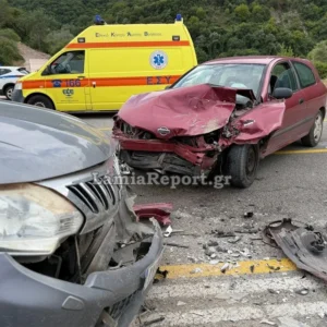 Δείτε βίντεο: Οχήματα συγκρούστηκαν μεταξύ τους μπροστά από το άγαλμα του Λεωνίδα στις Θερμοπύλες