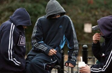 Χειροπέδες σε παρέα τριών νεαρών: Επιτέθηκαν και έβρισαν τρία άτομα στο Zάππειο
