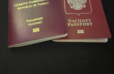 Βίντεο: Τούρκος πατέρας μαθαίνει στην κατά το ήμισυ Ρωσίδα κόρη του πως «Η Τουρκία είναι πάνω απ’ολα»