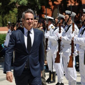 Δεν ήταν ακριβώς… ευπρόσδεκτος ο Κυριάκος Μητσοτάκης στην κηδεία του Γ.Σουφλιά