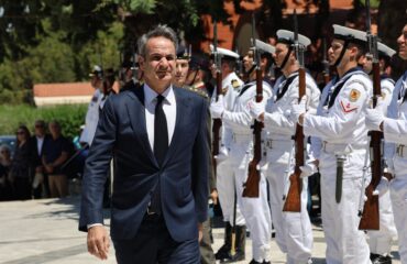 Δεν ήταν ακριβώς… ευπρόσδεκτος ο Κυριάκος Μητσοτάκης στην κηδεία του Γ.Σουφλιά