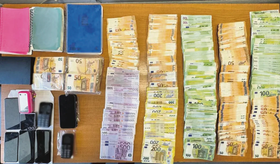 Στα δικαστήρια οι έξι συλληφθέντες για το κύκλωμα στις Πολεοδομίες