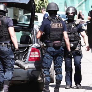 Δείτε βίντεο: Έφοδος αστυνομικών δυνάμεων σε καταυλισμό Ρομά στην Παλλήνη – Δύο συλλήψεις για ρευματοκλοπές
