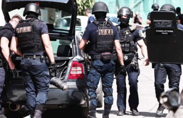 Δείτε βίντεο: Έφοδος αστυνομικών δυνάμεων σε καταυλισμό Ρομά στην Παλλήνη – Δύο συλλήψεις για ρευματοκλοπές