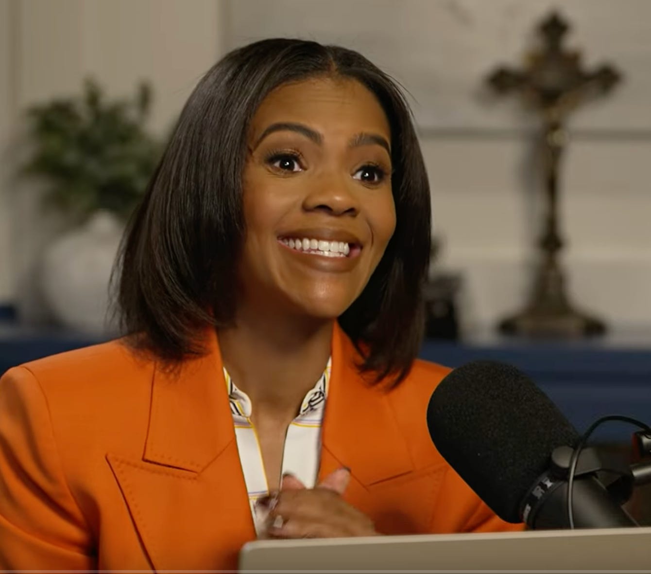 Candace Owens: «Πηγαίνετε στη Ρωσία – Όσα σας έχουν πει είναι ψέματα»