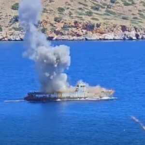 Χανιά: Η στιγμή που βυθίζεται με ανατίναξη το «Φολέγανδρος» του Πολεμικού Ναυτικού (βίντεο)