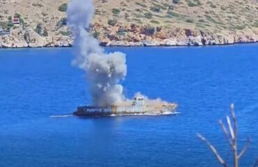 Χανιά: Η στιγμή που βυθίζεται με ανατίναξη το «Φολέγανδρος» του Πολεμικού Ναυτικού (βίντεο)