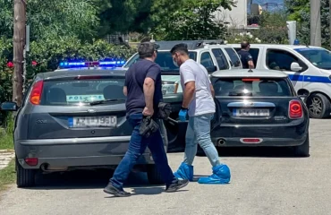 «Κηλίδες αίματος εντοπίστηκαν στα ρούχα του 65χρονου»: H ανακοίνωση της ΕΛ.ΑΣ. για τη διπλή δολοφονία στο Αίγιο