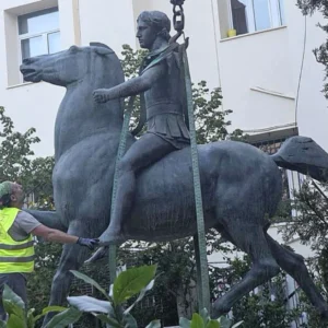 Η τοποθέτηση αγάλματος του Μεγάλου Αλεξάνδρου στην αυλή τζαμιού στην Δράμα προκαλεί υστερία σε τουρκικά μέσα