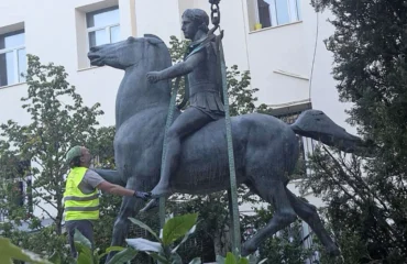 Η τοποθέτηση αγάλματος του Μεγάλου Αλεξάνδρου στην αυλή τζαμιού στην Δράμα προκαλεί υστερία σε τουρκικά μέσα