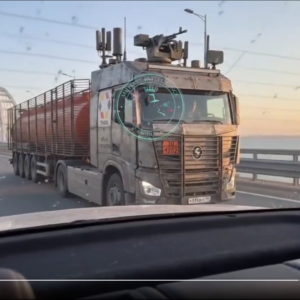 Εικόνες Mad-Max στην Γέφυρα της Κριμαίας: Θωρακισμένα και οπλισμένα βυτιοφόρα καυσίμων για προστασία από drone