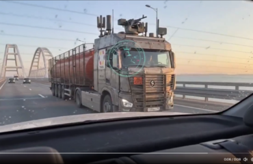 Εικόνες Mad-Max στην Γέφυρα της Κριμαίας: Θωρακισμένα και οπλισμένα βυτιοφόρα καυσίμων για προστασία από drone
