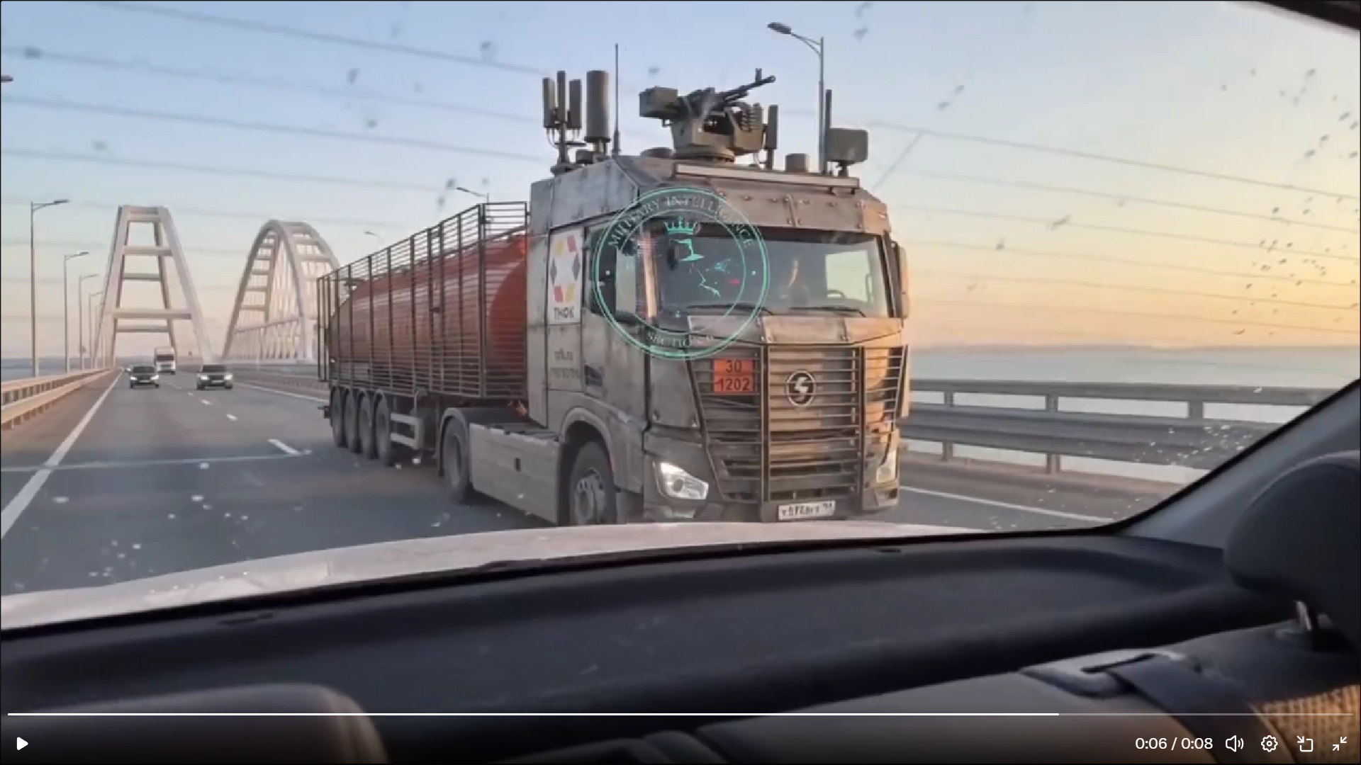 Εικόνες Mad-Max στην Γέφυρα της Κριμαίας: Θωρακισμένα και οπλισμένα βυτιοφόρα καυσίμων για προστασία από drone