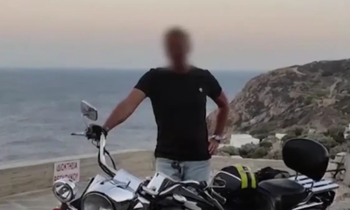 «Σκότωσε μάνα και γιο με 29 μαχαιριές και έμεινε 4 ώρες με τις σορούς στο σπίτι» λένε οι αστυνομικοί για τον Ιταλό