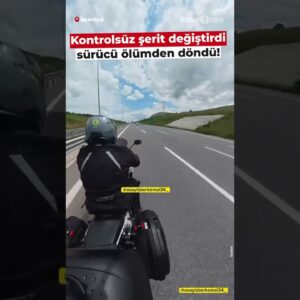 Τρομακτικό τροχαίο στην Τουρκία: Μηχανή «καρφώθηκε» σε ΙΧ μετά από απότομη αλλαγή λωρίδας (βίντεο)