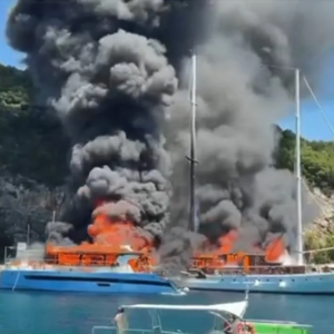 Φωτιά σε τουριστικό σκάφος στους Παξούς: Επεκτάθηκε και σε δεύτερο που ήταν δεμένο κοντά του (βίντεο)