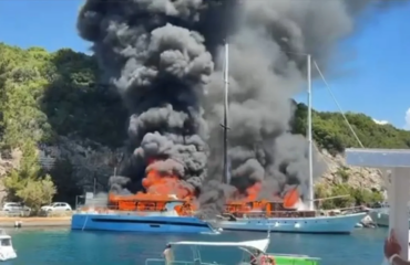 Φωτιά σε τουριστικό σκάφος στους Παξούς: Επεκτάθηκε και σε δεύτερο που ήταν δεμένο κοντά του (βίντεο)