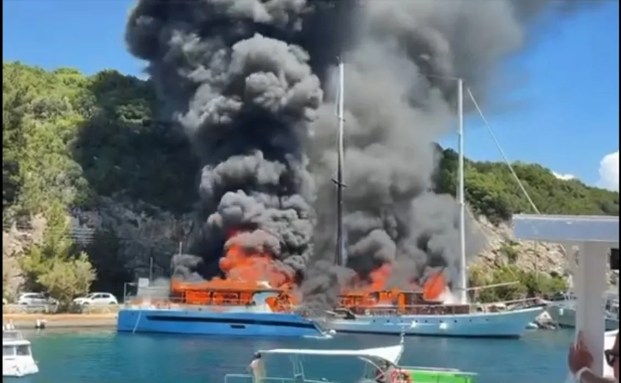Φωτιά σε τουριστικό σκάφος στους Παξούς: Επεκτάθηκε και σε δεύτερο που ήταν δεμένο κοντά του (βίντεο)