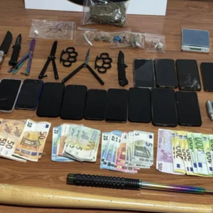 Εξαρθρώθηκαν δύο σπείρες που διακινούσαν ναρκωτικά σε μαθητές στα ΒΠ Αττικής – 11 συλλήψεις