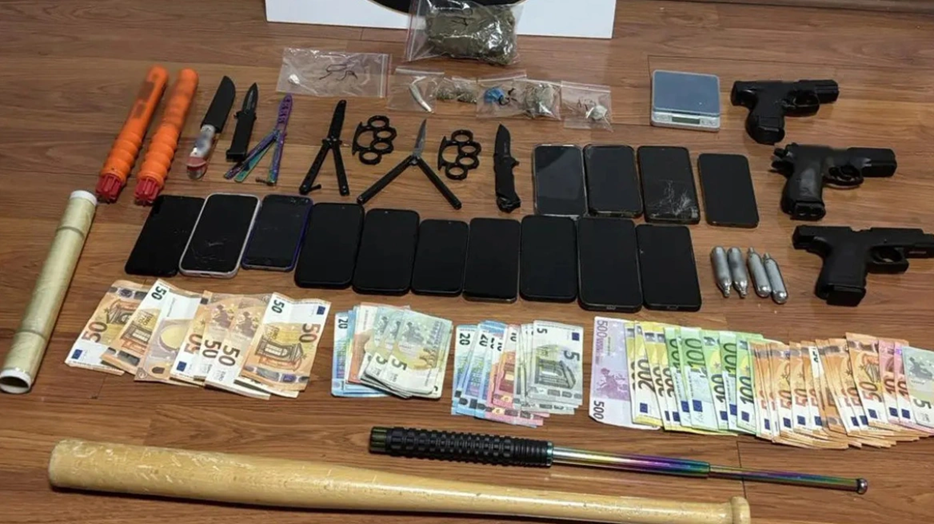 Εξαρθρώθηκαν δύο σπείρες που διακινούσαν ναρκωτικά σε μαθητές στα ΒΠ Αττικής – 11 συλλήψεις