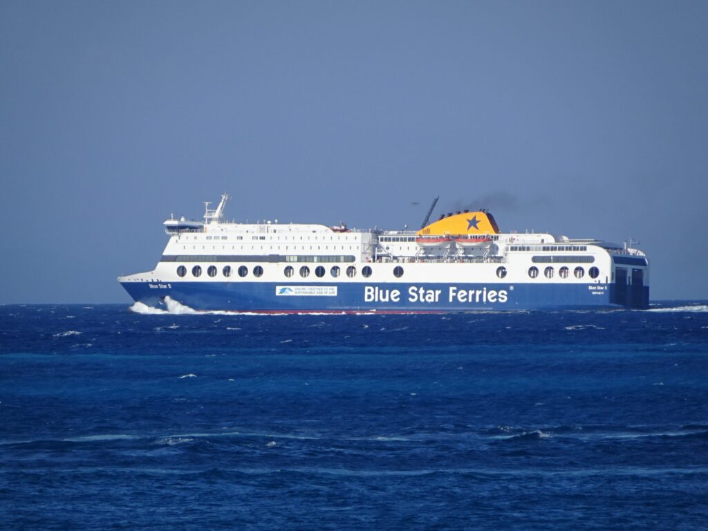 Τηλεφώνημα για βόμβα στο Blue Star 2 – Το πλοίο με 1.050 επιβαίνοντες πλέει προς το Λαύριο για έλεγχο