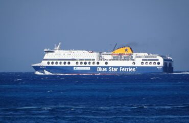 Τηλεφώνημα για βόμβα στο Blue Star 2 – Το πλοίο με 1.050 επιβαίνοντες πλέει προς το Λαύριο για έλεγχο