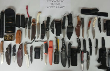 «Γκάμα» από μαχαίρια και σουγιάδες είχε ο 52χρονος που συνελήφθη στον Κορυδαλλό (φωτο)